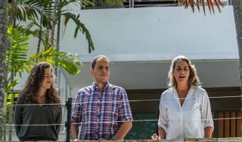 Fotografía de archivo del 1 de agosto de 2024 de Claudia Macero (i), Pedro Uchurrurtu (c) y Magalli Meda, asilados en la residencia del embajador de Argentina, saludando a los medios de comunicación desde un balcón en Caracas.