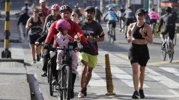 Desde las siete de la mañana hasta las dos de la tarde los ciudadanos pueden “disfrutar del espacio público mientras promueven su bienestar físico y mental”, detalla la Alcaldía de Bogotá en su página web.