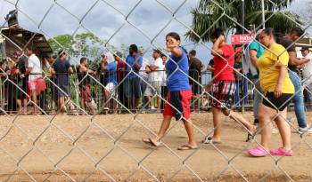 Migrantes caminan por la estación de recepción migratoria Lajas Blancas, el 27 de Junio de 2024, en Darién.