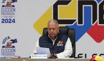 El presidente del Consejo Nacional Electoral (CNE) de Venezuela, Elvis Amoroso, presenta un boletín oficial este domingo, en Caracas.