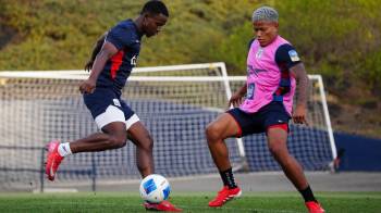 Gustavo Herrera (izq.) e Iván Anderson durante una práctica con la selección de Panamá.