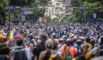 Ciudadanos asisten a una manifestación de apoyo al candidato a la presidencia de Venezuela Edmundo González Urrutia este martes, en la sede de la ONU en la av. Francisco de Miranda.