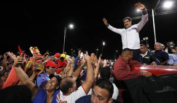 Fotografía cedida por Prensa Miraflores del presidente de Venezuela, Nicolás Maduro, durante un acto público en Nueva Esparta (Venezuela).