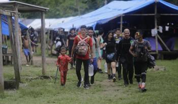 Foto de archivo de migrantes de diferentes nacionalidades que cruzan un campamento en medio de un operativo en plena selva del Darién, frontera natural entre Colombia y Panamá.