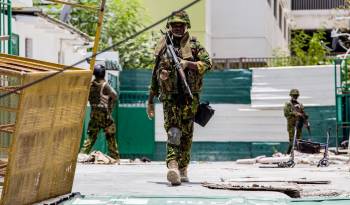 Policías kenianos vigilan luego de un ataque al primer ministro haitiano, Garry Conille, en Puerto Príncipe.