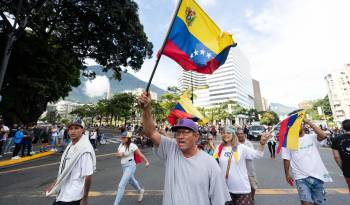 Fotografía de archivo donde se ve a personas durante una protesta contra los resultados oficiales de las elecciones presidenciales en Caracas.