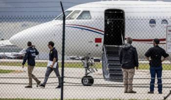 Oficiales se paran frente a un avión que, según las autoridades, pertenece al presidente venezolano Nicolás Maduro en el Aeropuerto Ejecutivo de Fort Lauderdale en Fort Lauderdale, Florida.