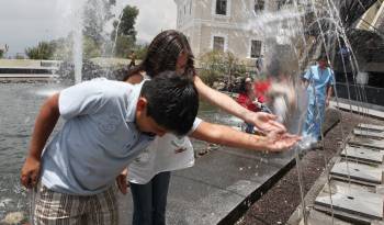 Niños juegan con chorros de agua en el Museo del Agua en Quito, Ecuador.