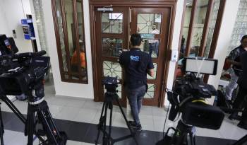 Fotografía de archivo de periodistas que esperan afuera de la Corte Suprema de Justicia en la ciudad de Panamá.