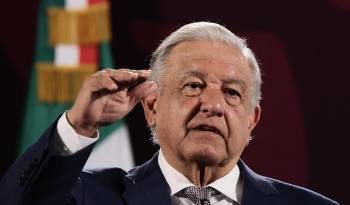 El presidente de México, Andrés Manuel López Obrador, habla durante la rueda de prensa matutina en el Palacio Nacional, este lunes, en Ciudad de México.