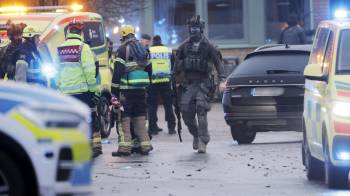 El personal de emergencia se reúne después de un tiroteo en la Escuela Risbergska en Örebro, Suecia.