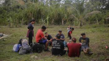 Migrantes descansan en un refugio improvisado este sábado, en la comarca Guna Yala, en Puerto de Cartí (Panamá). EFE/ Bienvenido Velasco