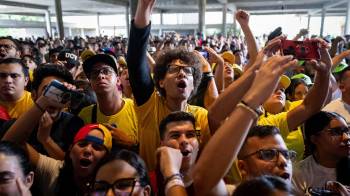 Fotografía de archivo del 14 de julio de 2024 de estudiantes de la Universidad Central de Venezuela que gritan en un acto de campaña del entonces candidato a la presidencia de Venezuela, Edmundo González Urrutia.