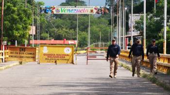 Integrantes de Migración Colombia recorren el puente Francisco de Paula Santander que une a Cúcuta con Ureña Venezuela, este 10 de enero de 2025, en Villa del Rosario (Colombia).