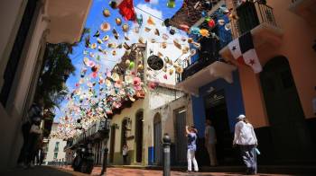 Turistas recorren el pasillo de los sombreros, ubicado en el Casco Antiguo de la ciudad de capital.