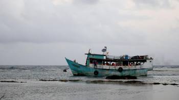 Migrantes parten en barcos en Panamá en su viaje de retorno por mar hacia Sudamérica