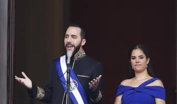 El presidente de El Salvador, Nayib Bukele, acompañado de su esposa, Gabriela Rodríguez, durante la ceremonia de investidura para un segundo mandato, este sábado en la plaza Gerardo Barrios de San Salvador (El Salvador).