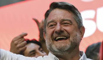 El candidato oficialista y actual gobernador de la Región Metropolitana del Gran Santiago, Claudio Orrego, celebra tras conocer los resultados de las elecciones regionales, este 24 de noviembre de 2024, en Santiago.