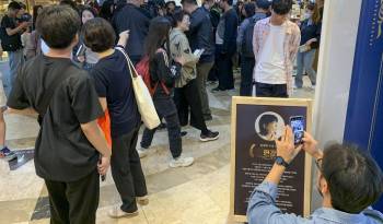 Clientes en la librería principal de la cadena Kyobo, en el distrito de Jongno en Seúl, se agolpan para adquirir libros de la escritora Han Kang un día después de que fuera galardonada con el premio Nobel de Literatura.