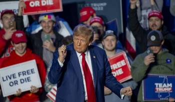 Seguidores escuchan al expresidente de EE.UU. Donald Trump durante un acto de campaña en la Universidad de New Hampshire, en Durham, New Hampshire, estte 16 de diciembre de 2023.