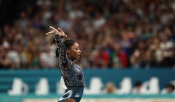 Biles regresó a escena con un ejercicio de barra fantástico, precedida por una ovación atronadora en el pabellón de Bercy.