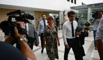 La víctima Gisele P., flanqueada por su abogado Stéphane Babonneau, llega al tribunal durante el juicio de su marido, acusado de drogarla e invitar a desconocidos a violarla en su casa