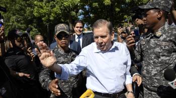 El opositor venezolano Edmundo González Urrutia (c) saluda durante un acto este 9 de enero de 2025, en Santo Domingo.