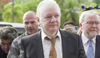 El fundador de WikiLeaks, Julian Assange, llega al Tribunal de Distrito de Estados Unidos para las Islas Marianas del Norte en la isla de Saipan en las Islas Marianas del Norte.