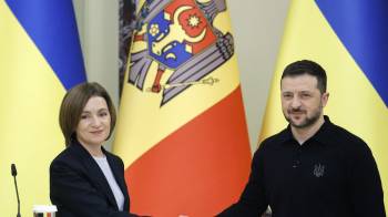 El presidente de Ucrania, Volodymyr Zelenski (d), y la presidenta de Moldavia, Maia Sandu (i), se dan la mano después de una conferencia de prensa conjunta tras su reunión en Kiev, Ucrania, el 25 de enero de 2025.