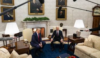 El presidente de Estados Unidos, Joe Biden (d), y el presidente electo, Donald Trump, durante una reunión en la Oficina Oval de la Casa Blanca.