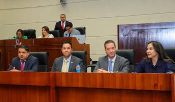 Autoridades del MEF durante la discusión en tercer debate del proyecto de ley 138.