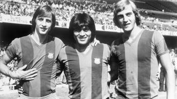 Foto de archivo del 29-7-1974 del peruano Hugo 'Cholo' Sotil (c) junto a los holandeses Johan Cruyff (i) y Johan Neeskens (d), durante la presentación de la plantilla del Barcelona 1974-75.