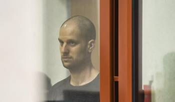 Fotografía de archivo del corresponsal del Wall Street Journal (WSJ), Evan Gershkovich, dentro de una jaula de vidrio durante el anuncio del veredicto en el caso en su contra, en el Tribunal Regional de Sverdlovsk de Ekaterimburgo, Rusia, el 19 de julio de 2024.