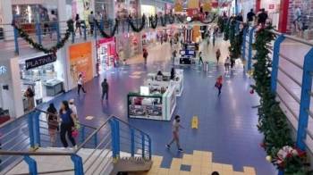 Compradores en un centro comercial en Panamá.