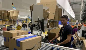 Operarios del centro logístico de Amazon en el polígono La Isla de Dos Hermanas, Sevilla, preparan los artículos que se han vendido a través de la web del gigante de ventas online.