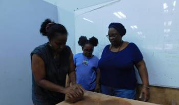 ‘Desatando la memoria’ es una iniciativa en la cual niñas afrodescendientes y sus madres o tutoras analizan sus experiencias como mujeres negras en Panamá.