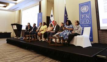 Fotografía de los panelistas durante la presentación de la segunda Contribución Determinada a Nivel Nacional (CDn2), este viernes en Ciudad de Panamá.