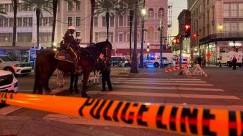 La Policía acordona la intersección de Canal Street y Bourbon Street en el Barrio Francés de Nueva Orleans, Luisiana, el 1 de enero de 2025.