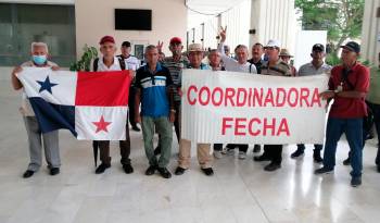 Miembros de la Coordinadora Fecha acudieron a la sede del Tribunal Electoral.