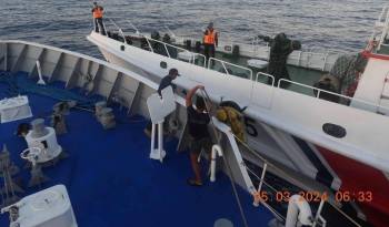 Fotografía de archivo de la casi colisión de un buque de la Guardia Costera china (d) con otro de la Guardia Costera filipina (i) el pasado marzo en el mar de China Meridional