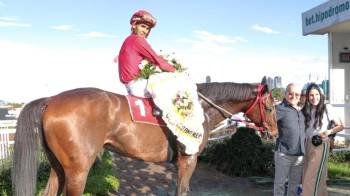 Luego del triunfo de Eagle In Love’ fue recibido en el círculo de ganadores por su propietario Eric Antonio Delvalle.