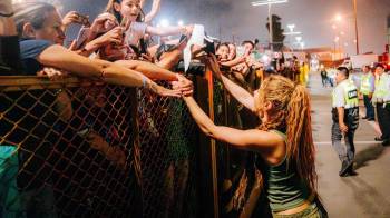 Fotografía cedida por Raúl Umeres que muestra a Shakira saludando seguidores a su llegada este sábado al aeropuerto Jorge Chávez de Lima.