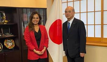 La subsecretaria de Relaciones Exteriores de Chile, Gloria de la Fuente, junto al ministro de Estado de Exteriores de Japón, Yoshifumi Tsuge.