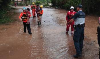 Vías principales y carreteras afectadas por las constantes lluvias impiden en tránsito hacia Chiriquí, el granero del país.