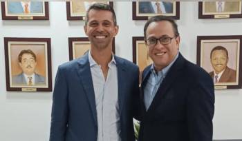 El nuevo director Miguel Ordóñez (Izq.) recibirá de su antecesor Luis Arce (Izq.), una institución endeble, sin autoridad ni liderazgo.
