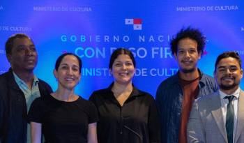 Ganadores del premio Roberto Lewis 2024, junto a la Ministra de Cultura, Maruja Herrera.