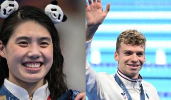 Yufei Zhang (i.) y Léon Marchand (d.) celebrando sus medallas olímpicas.