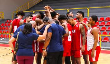 La Selección de Baloncesto de Panamá durante uno de sus entrenamientos.