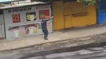 En las redes sociales circula un video que muestra a un agente realizando disparos con su arma de reglamento.