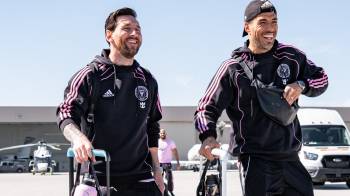 Lionel Messi (izq.) y Luis Suárez previo a despegar rumbo a Perú para enfrentarse al Universitario de Deportes.